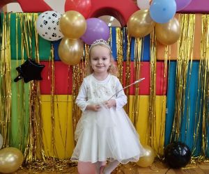 Dziewczynka w stroju karnawałowym