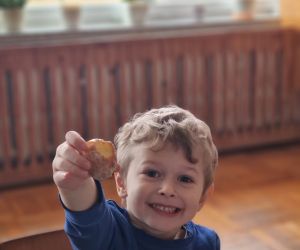 Chłopiec z pączkiem