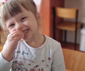 Dziewczynka z pączkiem