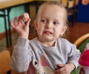 Dziewczynka z pączkiem