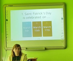 Nauczycielka wyświetla uczniom quiz o Dniu Św. Patryka