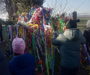 Uczniowie dekorują gaikami szkolny plac 