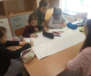 Uczennica klasy 8 prowadzi lekcję w drugiej klasie