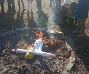 Uczniowie patrzą na palącą się Marzannę