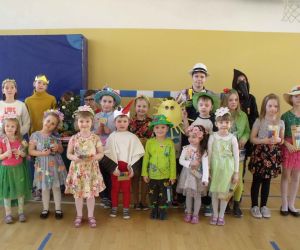 Grupa uczniów w strojach wiosennych