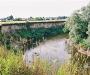 Duże urwisko, skarpa w dole zakole rzeki