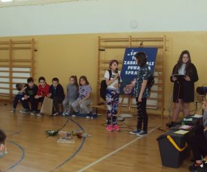 Dwie uczennice prowadzą dialog ,,Śmieci to nie zabawa, ale poważna sprawa”