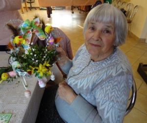 Osoba prezentuje wykonane podczas warsztatów ozdoby