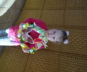 Osoby prezentują wykonane podczas warsztatów ozdoby