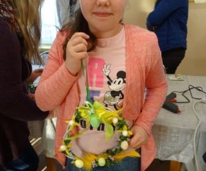 Osoba prezentuje wykonane podczas warsztatów ozdoby