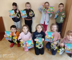 Osoby prezentują wykonane podczas warsztatów ozdoby