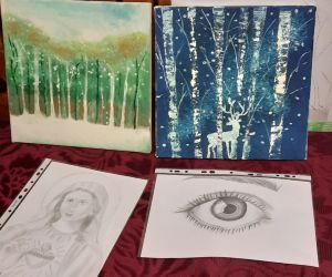 Na stoliku wyłożone są prace dziewczynki, która wygrała szkolny konkurs Mam talent. Wśród nich portret Matki Bożej wykonany ołówkiem oraz pejzaże wykonane farbami.