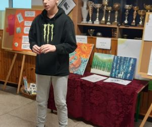 Uczeń starszej klasy układa kostkę rubika na czas. Podczas pokazu utrzymuje kontakt wzrokowy z publicznością i odpowiada na pytania prowadzących.