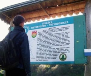 Turysta przy tablicy informacyjnej