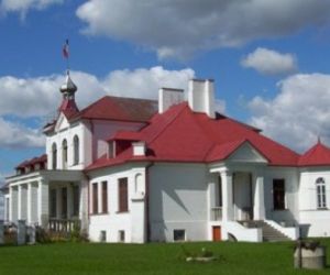 Biały budynek z czerwonym dachem