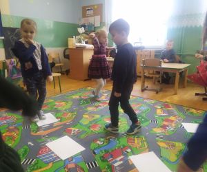 dzieci bawią się przy muzyce, reagują na szybki sygnał