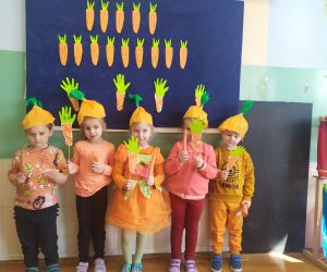 zdjęcie grupowe z marchewkami