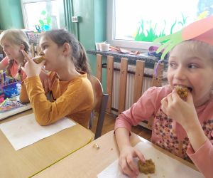 dziewczynki jedzą ciasto