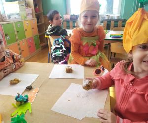 dzieci jedzą ciasto marchewkowe