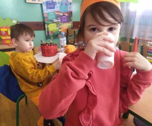 dzieci piją sok marchewkowy