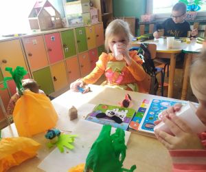 dzieci piją sok marchewkowy