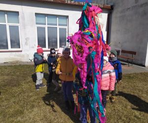 Dzieci stoją z Marzanną