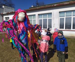 Dzieci trzymają Marzannę