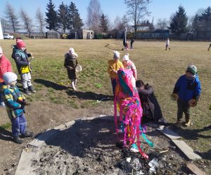 Nauczyciel podpala Marzannę