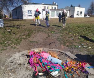 Dzieci patrzą na spaloną Marzannę