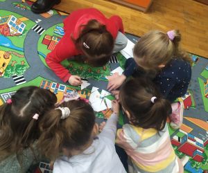 Dziewczynki układają puzzle