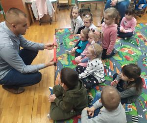 Tatuś pokazuje dzieciom poziomicę