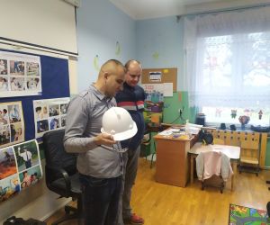 Tatuś prezentuje kask ochronny