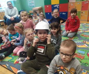 Dzieci przymierzają kask ochronny