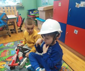 Chłopiec ma kask na głowie