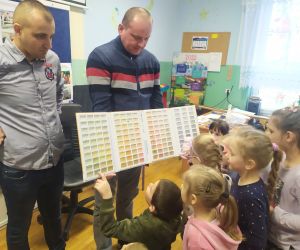 Tatusiowie prezentują rodzaje tynków i kolory