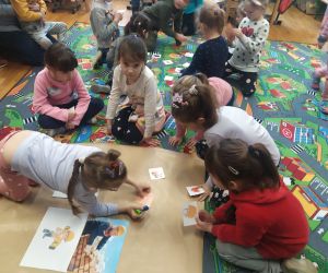 Dzieci przyklejają atrynuty budowlańca