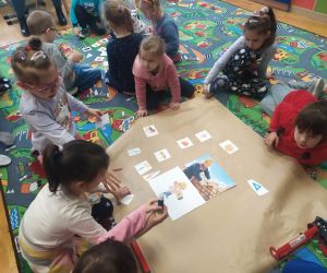 Dzieci przyklejają atrybuty budowlańca