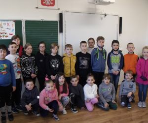 Chłopcy i dziewczęta z klas młodszych - uczestnicy turnieju w grupie młodzików