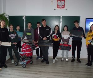 Uczniowie klasy ósmej i ich pomysły na dzień bez plecaka: wózek dla lalek, szuflada, skrzynka na narzędzia, koszyk, pasek do spodni, jednostka centralna komputera