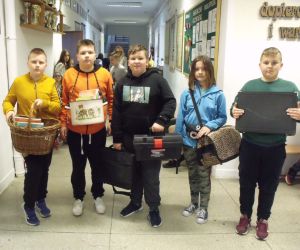 Uczniowie klasy piątej i ich pomysły na dzień bez plecaka: koszyk, garnek, skrzynka na narzędzia, torba do przenoszenia kota, walizka na sztućce