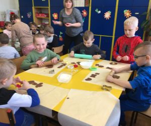 Dzieci  samodzielnie wałkują ciasto