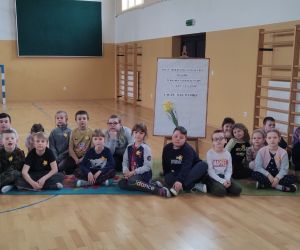 Uczniowie klas I-III  słuchają opowiadania pt.  „Strasznie strasznie