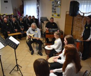 Publiczność, wewnątrz budynku ogląda występy zespołu Załoga Kosmos