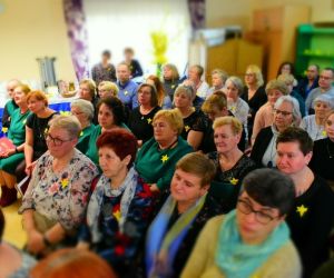 Publiczność, wewnątrz budynku ogląda występy zespołów