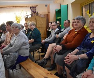 Publiczność, wewnątrz budynku ogląda występy zespołów