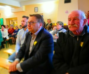 Publiczność, wewnątrz budynku ogląda występy zespołów