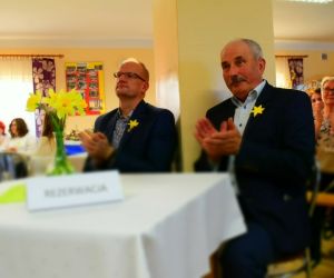 Publiczność, wewnątrz budynku ogląda występy zespołów