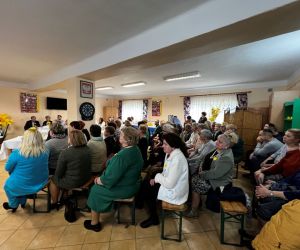 Publiczność, wewnątrz budynku ogląda występy zespołów