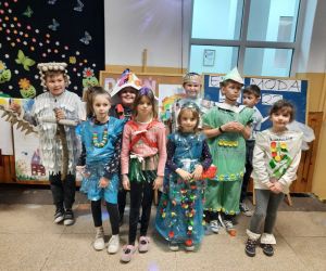 Uczniowie ubrani w ekologiczne stroje śpiewają piosenkę z okazji Dnia Ziemi