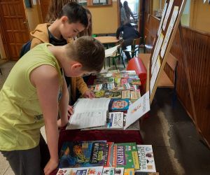 Uczniowie wybierają książki na kiermaszu szkolnym